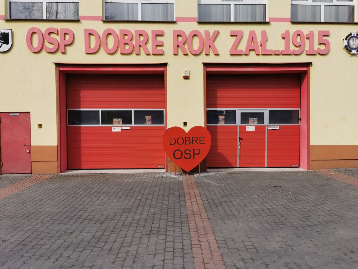 budynek remizy strażackiej z dwoma garażami