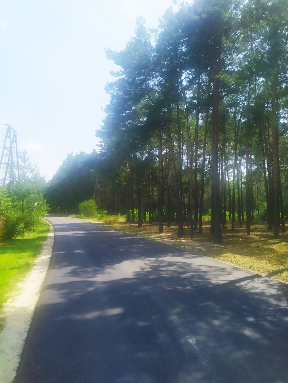 Droga asfaltowa w tle błękitne niebo