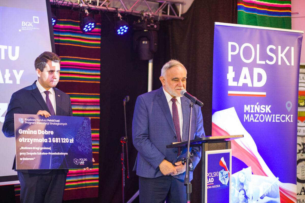 Dwóch mężczyzn w garniturach