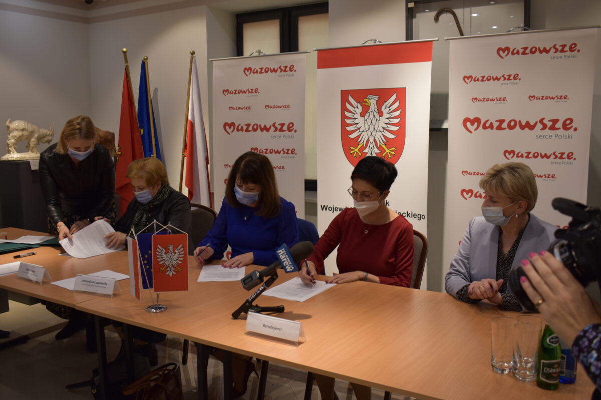 Kilka osób siedzących przy stole