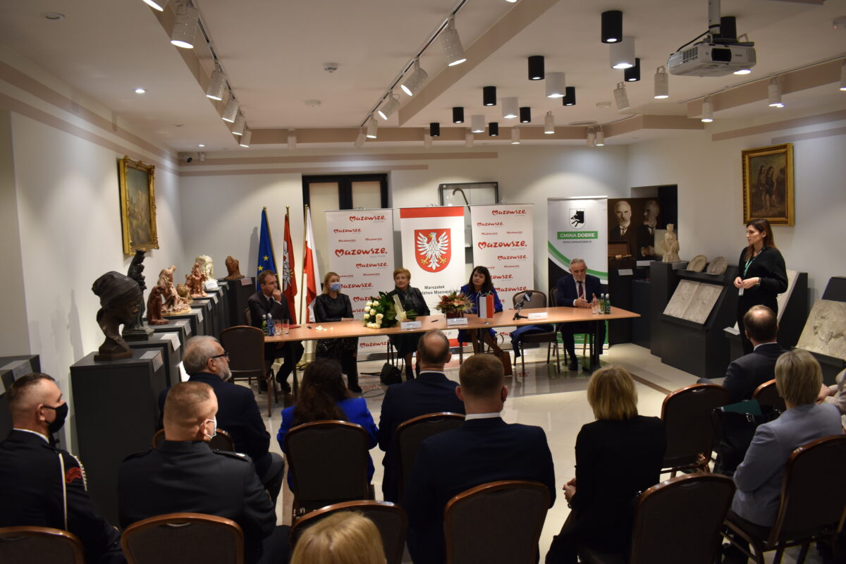 Trzy osoby siedzące przy stole