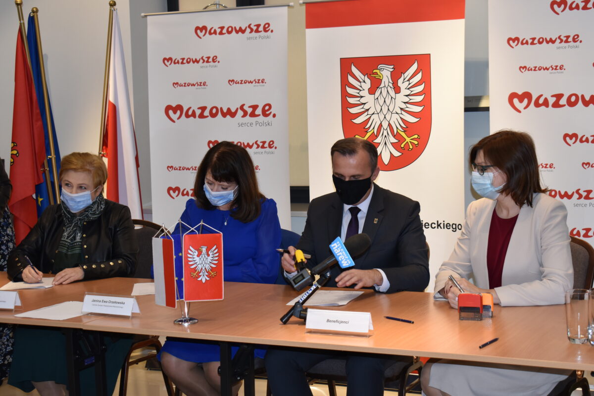 Kilka osób siedzących przy stole