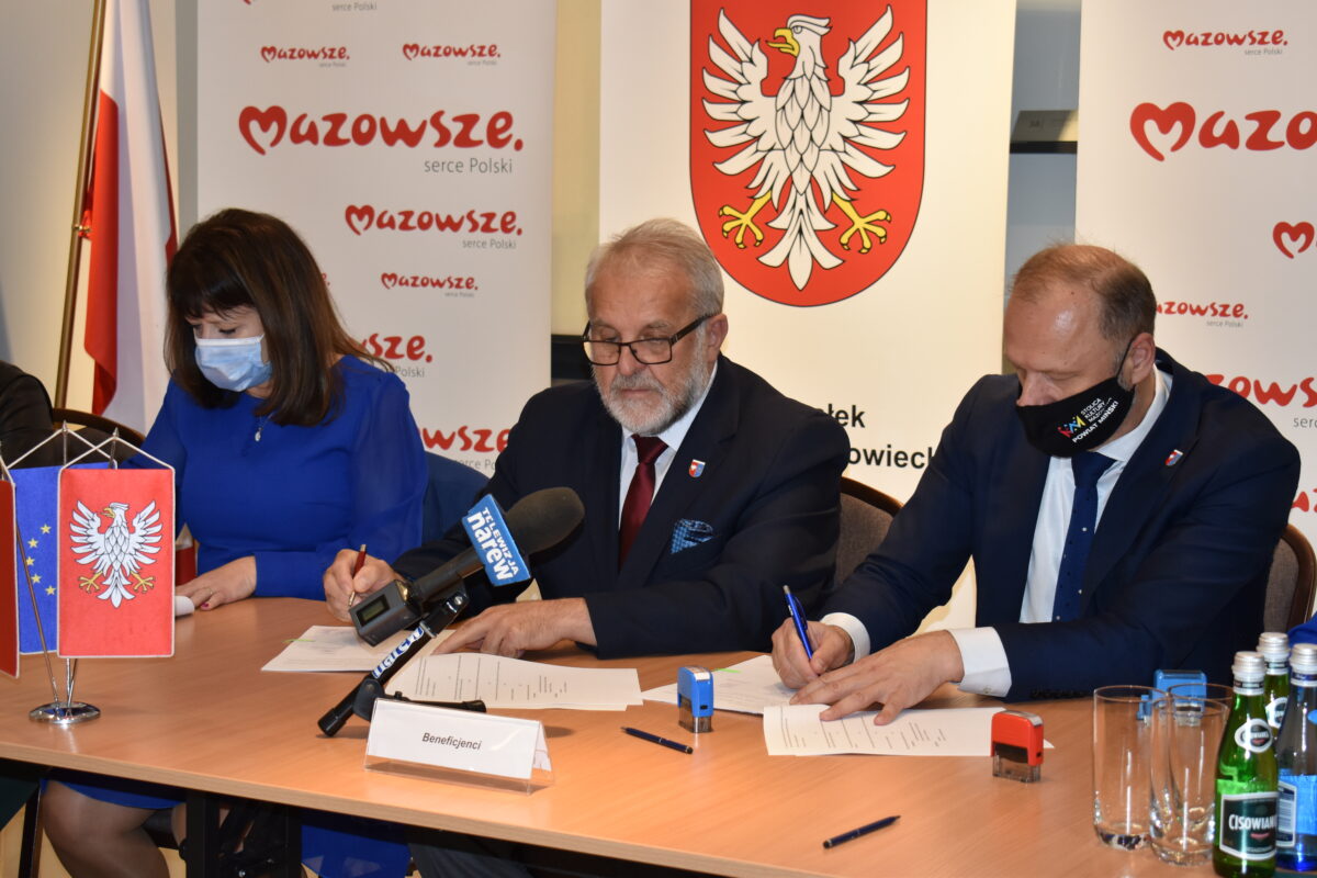 Pięć kobiet siedzące przy stole