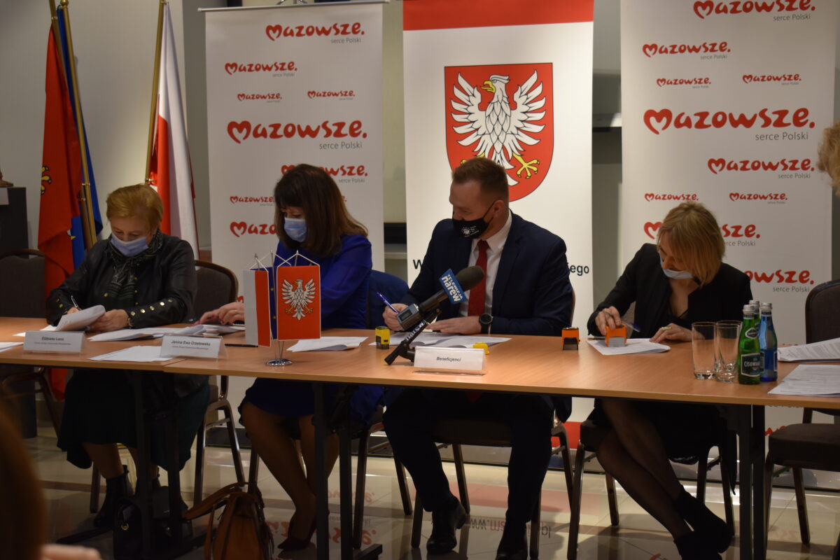 Trzy kobiety oraz mężczyzna siedzące przy stole
