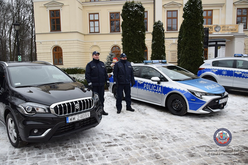 Dwóch policjantów obok samochodu