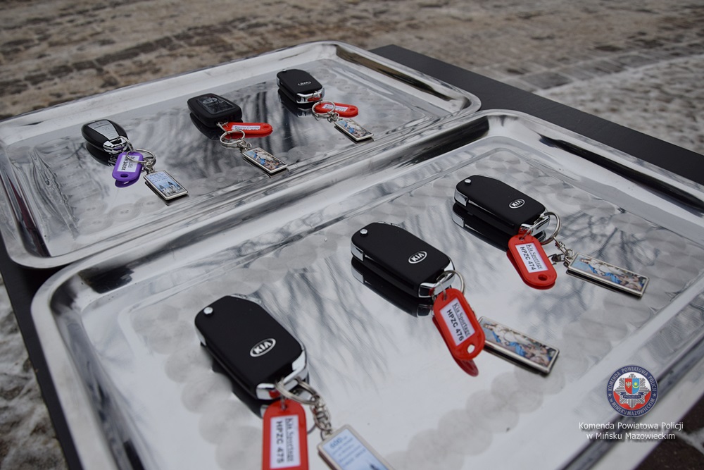 Kilkanaście osób pod namiotem z napisem POLICJA