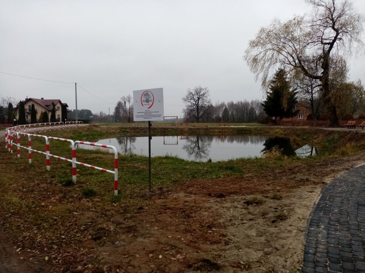 Staw ogrodzony barierką