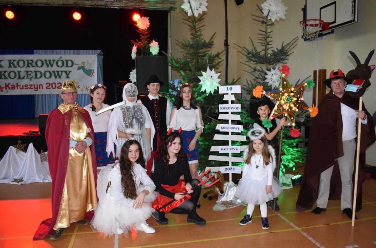 grupa osób przebrana za anioły