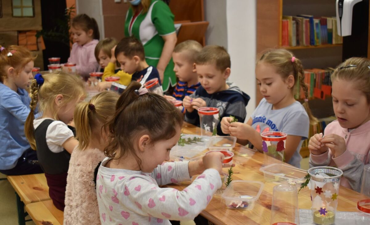Dzieci i opiekunka na tle dekoracji