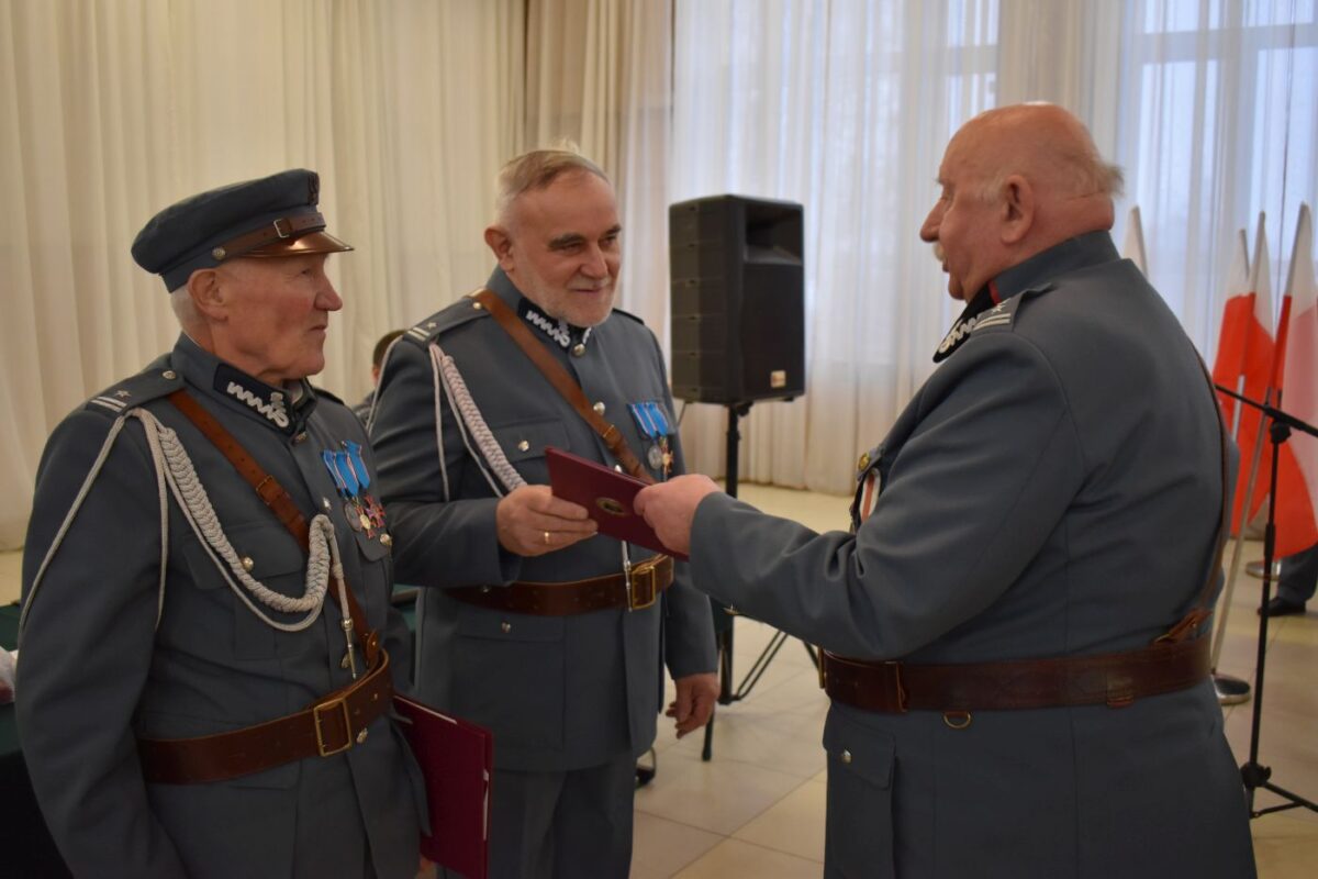 Dwóch mężczyzn odbierających medale.