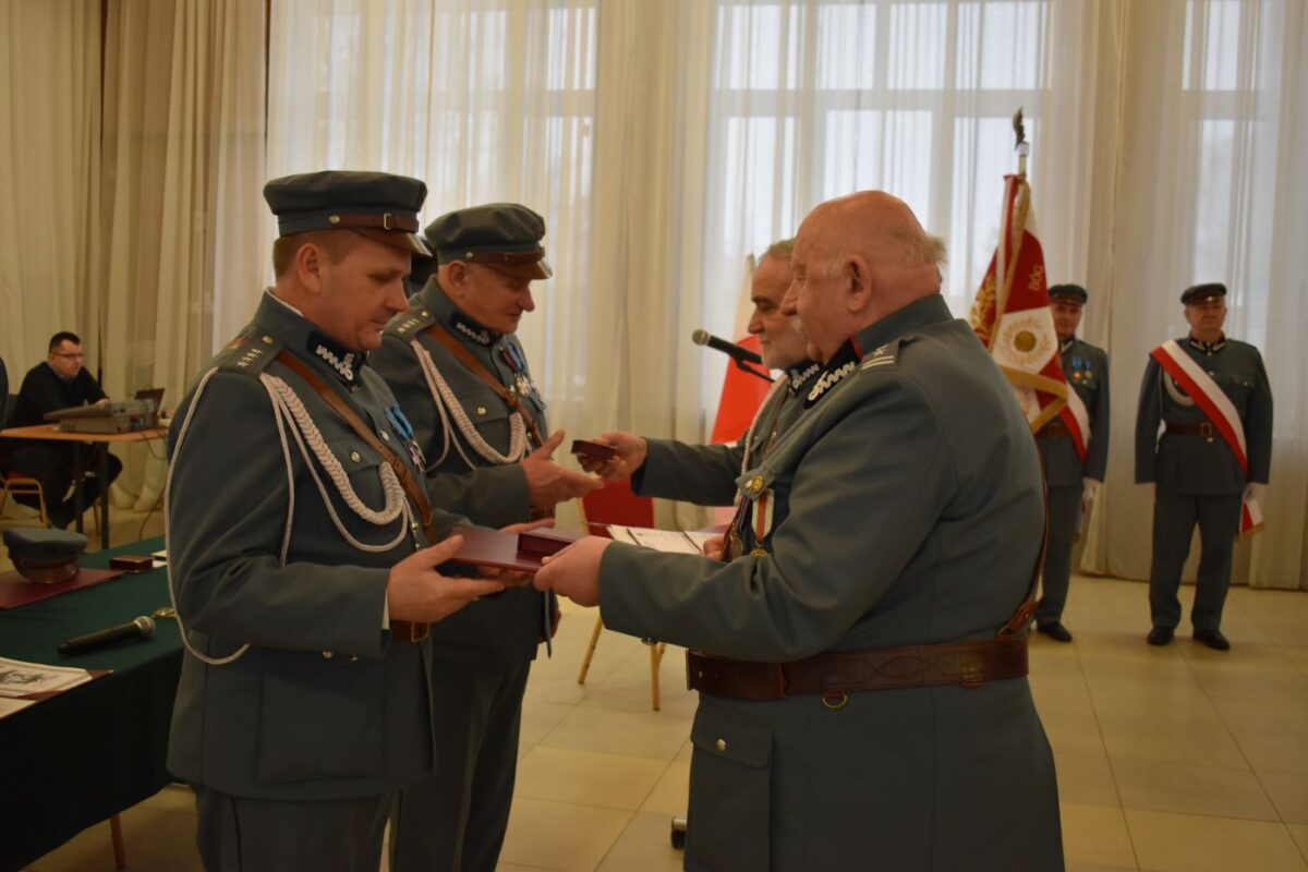 Mężczyzna wręczający medal