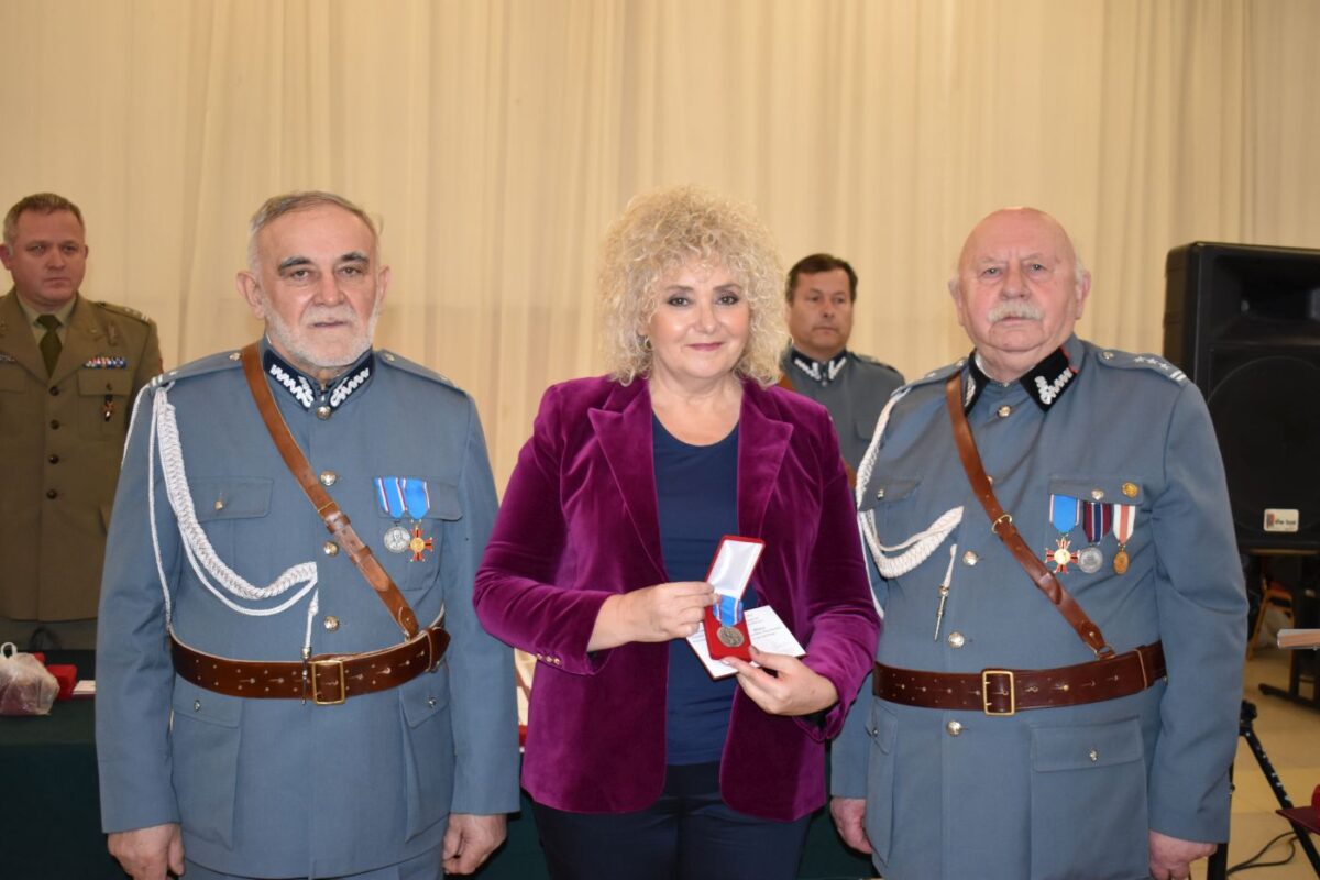Dwóch mężczyzn w mundurach z kobietą.