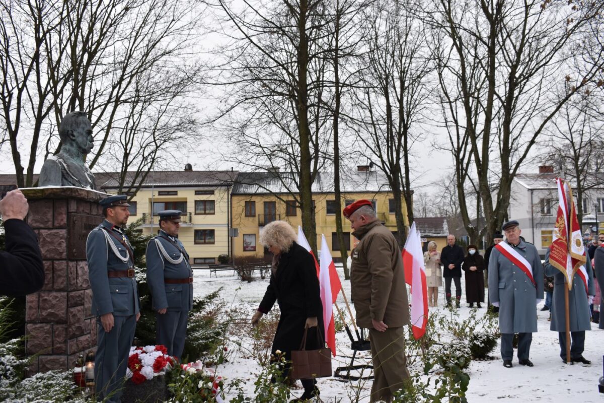 Dwóch mężczyzn w mundurach z kobietą.