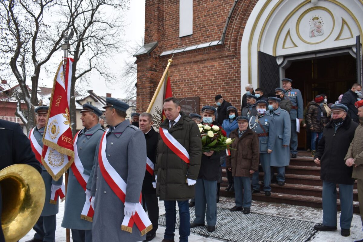 Uczestnicy mszy przed kościołem