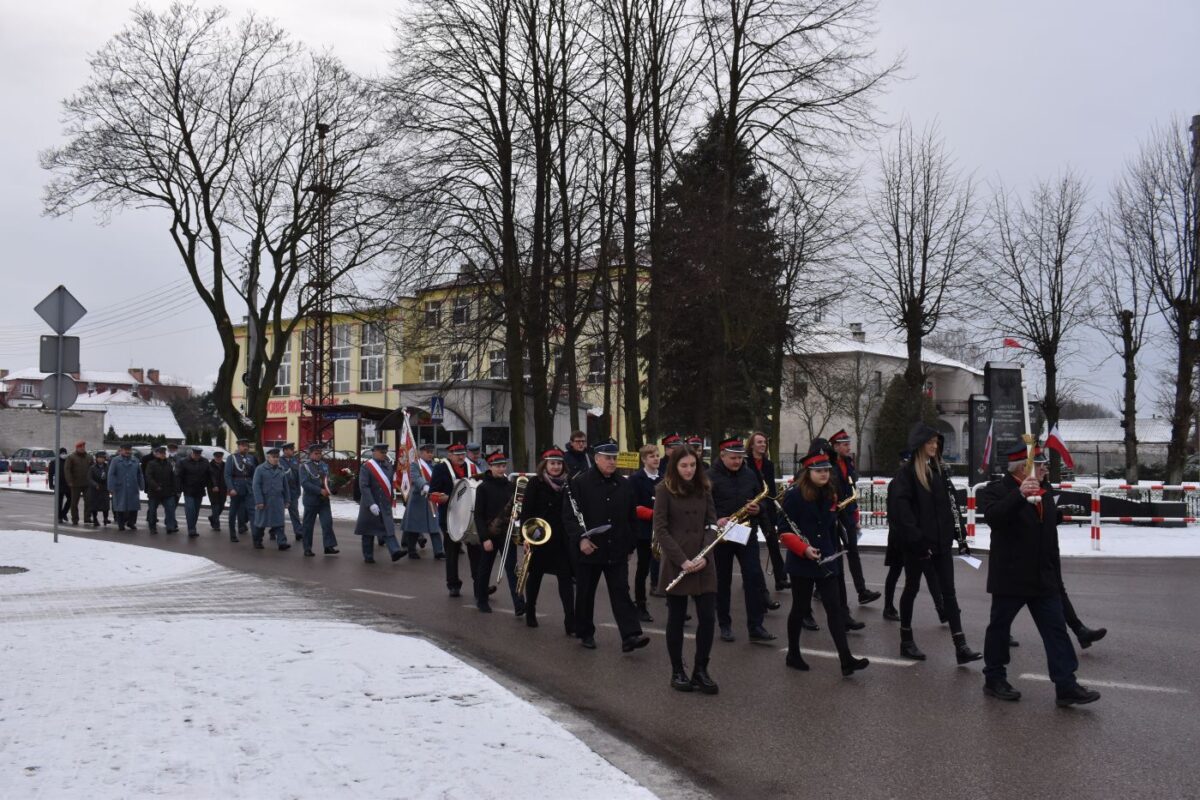 Maszerujący mundurowi ulicą