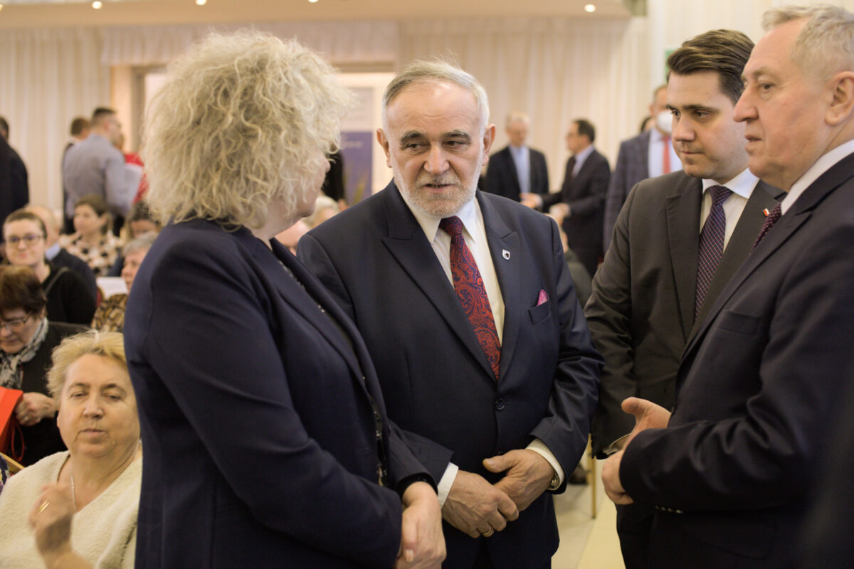Trzech mężczyzn oraz kobieta