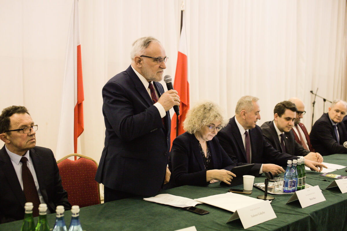 Mężczyzna w garniturze trzymający mikrofon