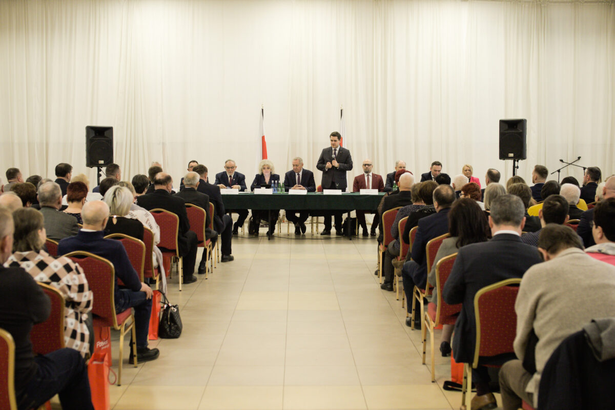 Mężczyzna w garniturze przemawiający do publiczności