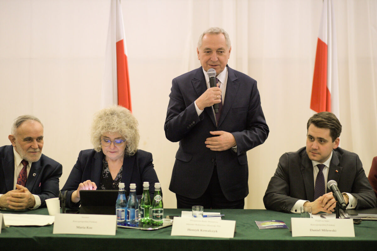 Trzech mężczyzn oraz kobieta