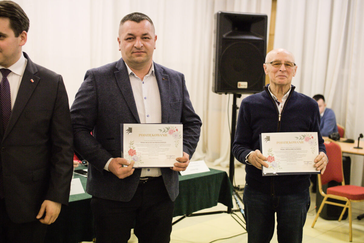 Dwaj mężczyźni stojący obok siebie
