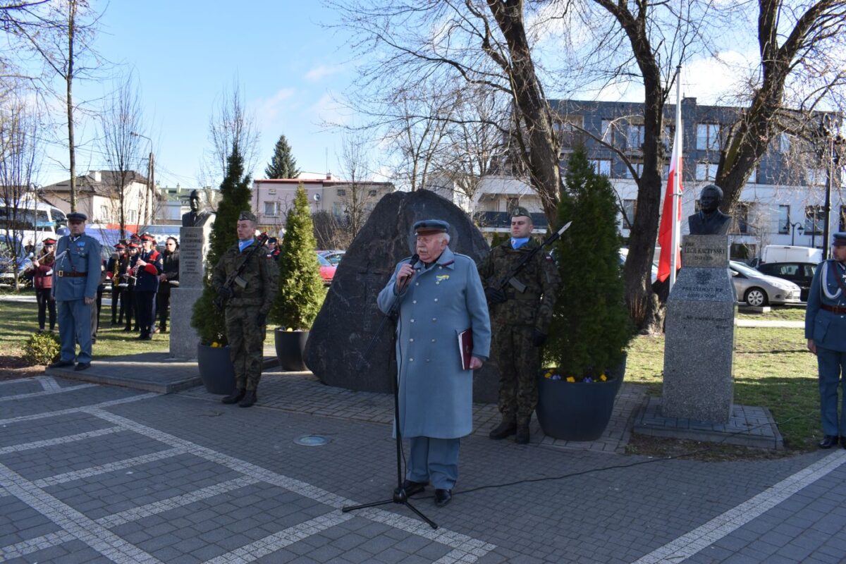Mężczyzna w mundurze z mikrofonem