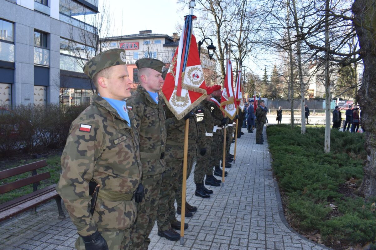 Żołnierze ze sztandarem