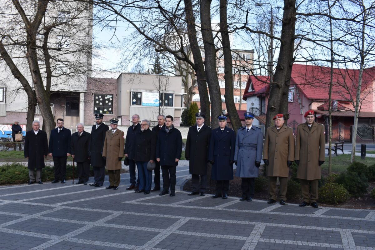 Uczestnicy uroczystości na placu