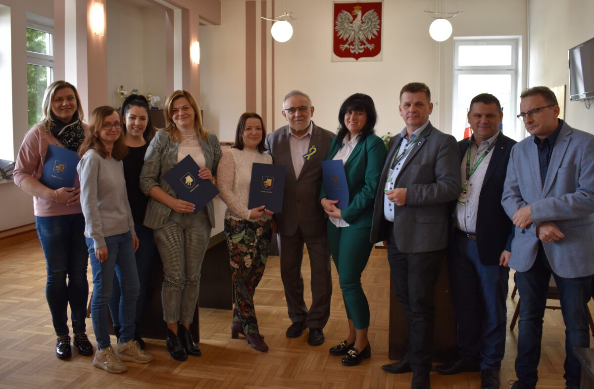 Grupa osób z dyplomami