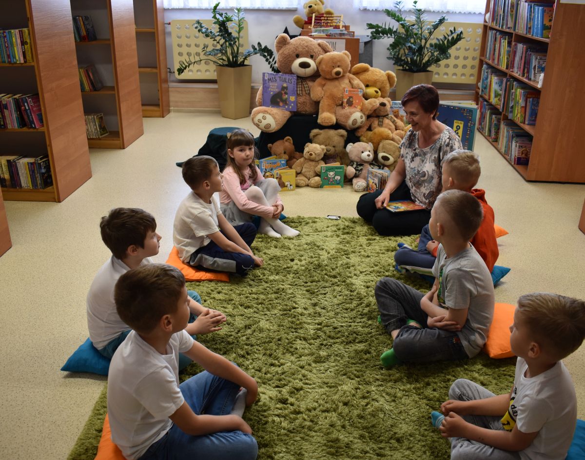 Dla dzieci była to pierwsza wizyta w naszej Bibliotece. Podczas spotkanie dowiedziały się jak można zostać czytelnikiem oraz jak należy obchodzić się z książką aby jej nie zniszczyć.