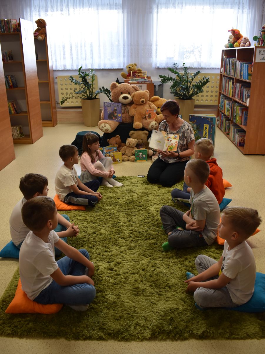 Dla dzieci była to pierwsza wizyta w naszej Bibliotece. Podczas spotkanie dowiedziały się jak można zostać czytelnikiem oraz jak należy obchodzić się z książką aby jej nie zniszczyć.
