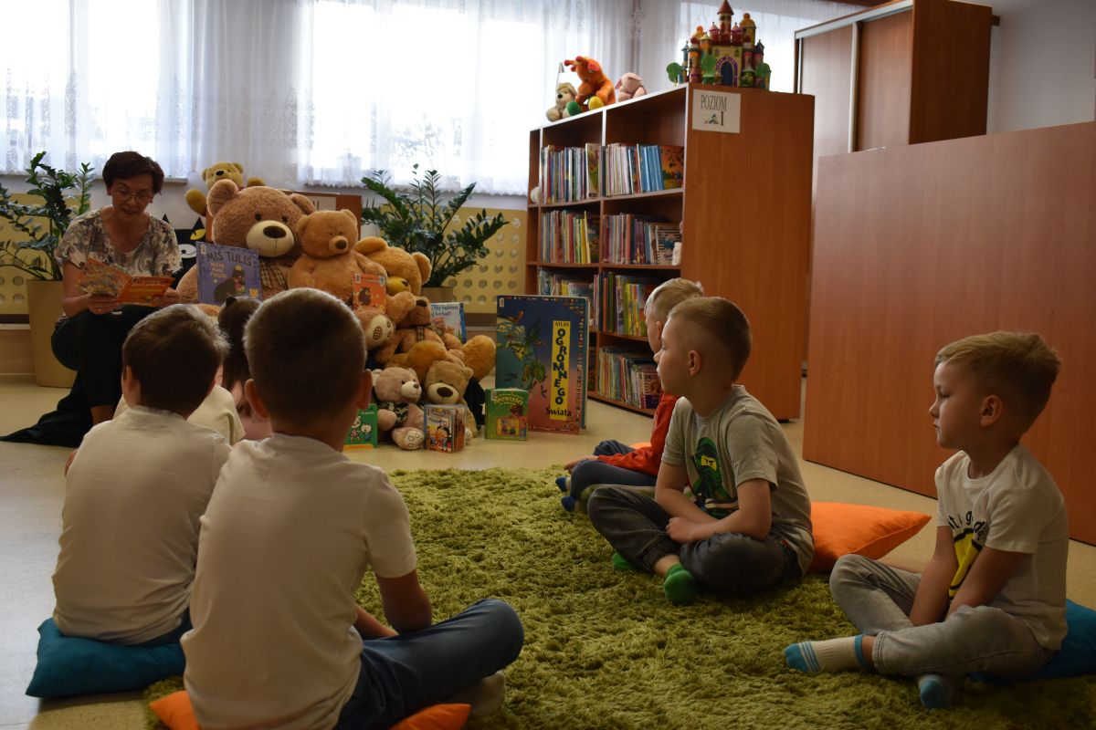 Dla dzieci była to pierwsza wizyta w naszej Bibliotece. Podczas spotkanie dowiedziały się jak można zostać czytelnikiem oraz jak należy obchodzić się z książką aby jej nie zniszczyć.