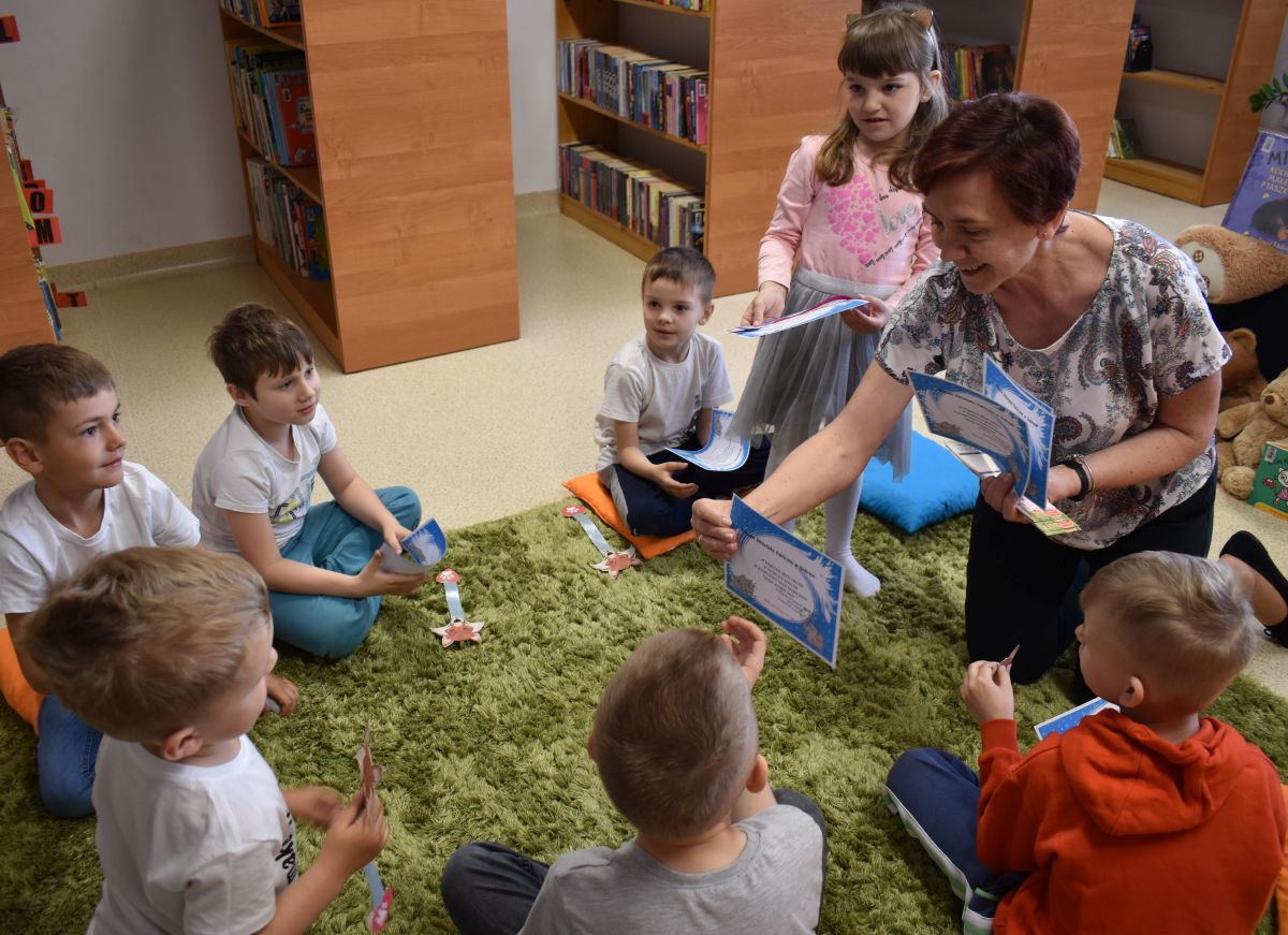Dla dzieci była to pierwsza wizyta w naszej Bibliotece. Podczas spotkanie dowiedziały się jak można zostać czytelnikiem oraz jak należy obchodzić się z książką aby jej nie zniszczyć.