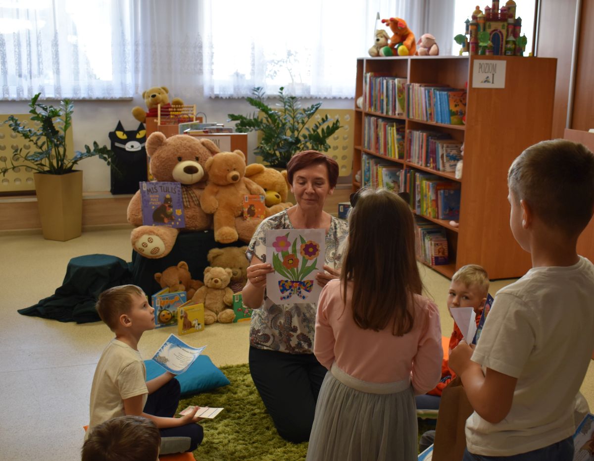 Dla dzieci była to pierwsza wizyta w naszej Bibliotece. Podczas spotkanie dowiedziały się jak można zostać czytelnikiem oraz jak należy obchodzić się z książką aby jej nie zniszczyć.