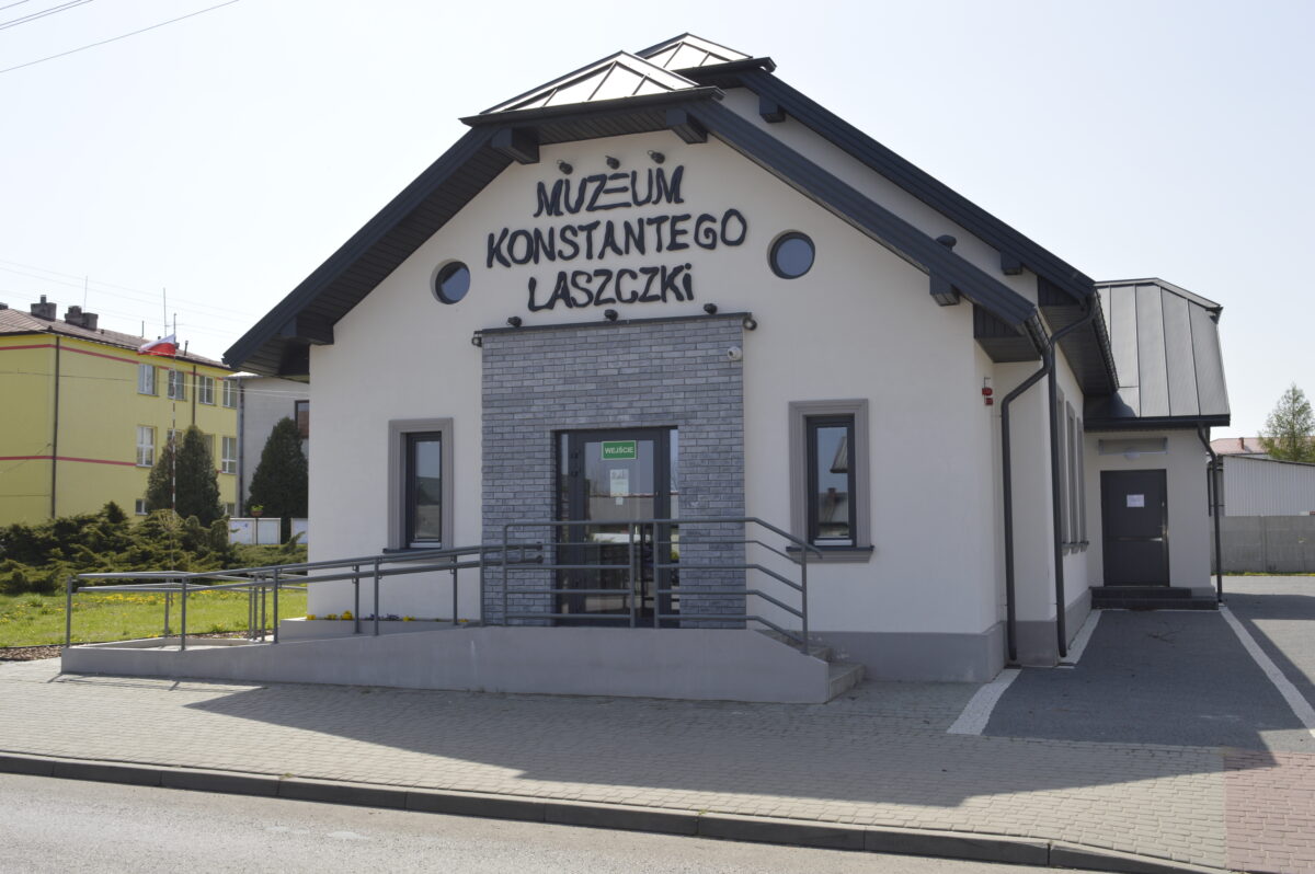 Biały budynek z napoisem MUZEUM KONSTANTEGO LASZCZKI