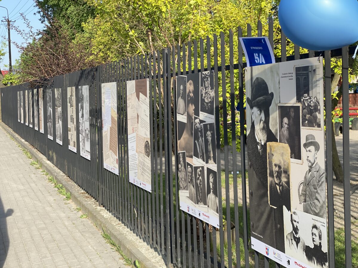 Wystawa zewnętrzna - plansze na ogrodzeniu