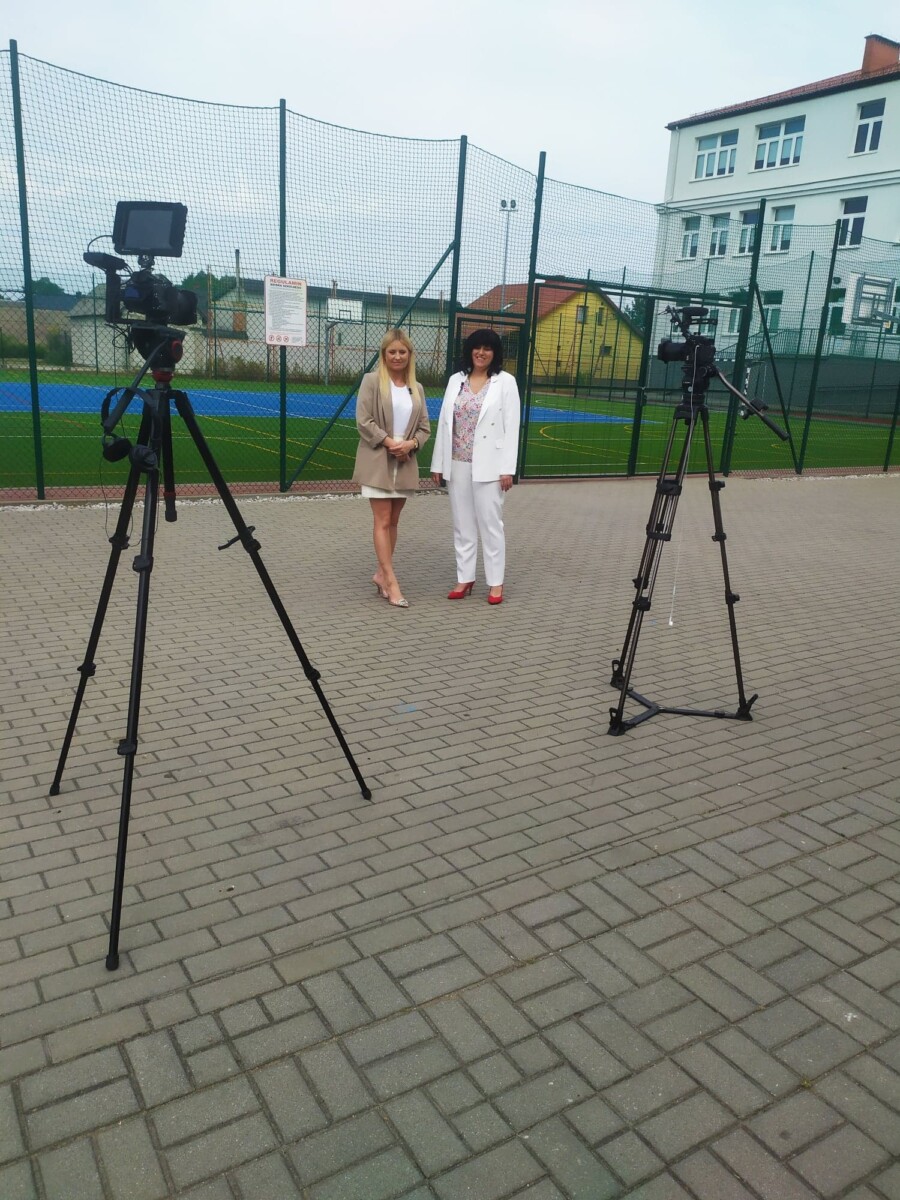 Dwie kobiety w białych strojach