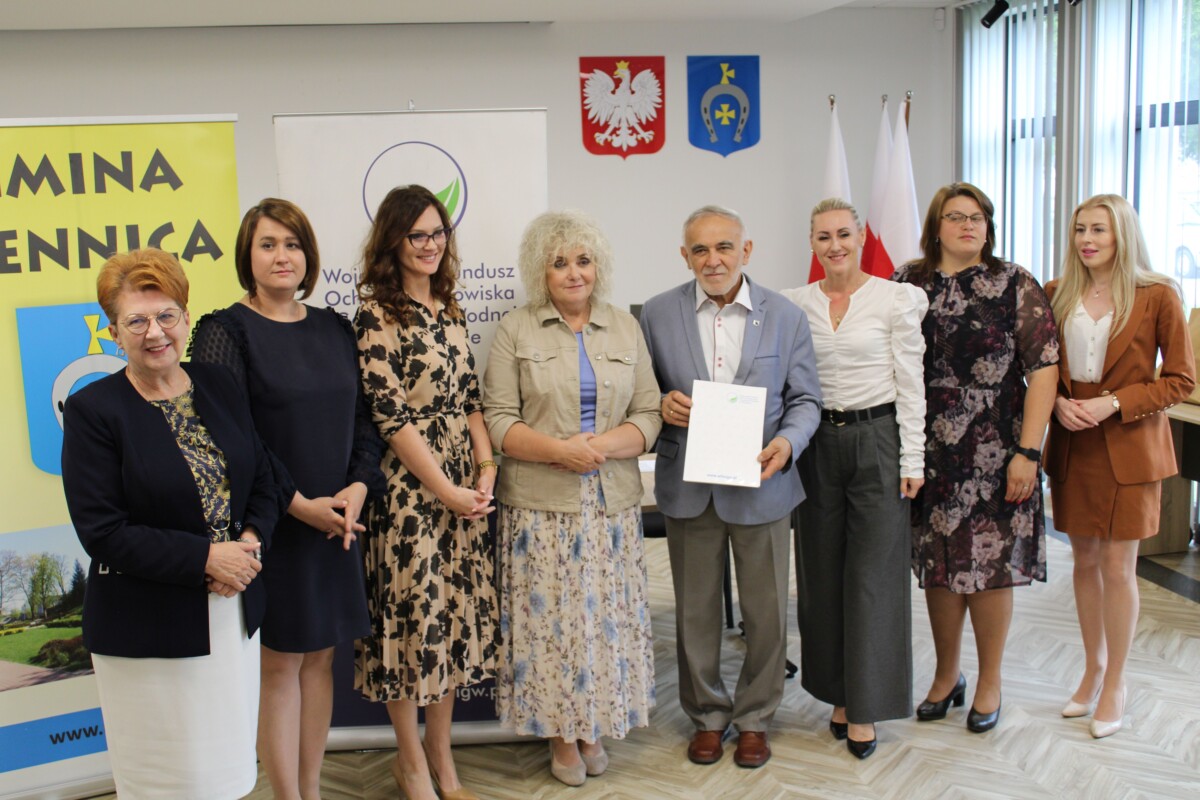 W dniu 11 lipca 2022 roku w Siennicy, Wójt Gminy Dobre Tadeusz Gałązka, przy kontrasygnacie Skarbnika Gminy Dobre Agnieszki Ciszkowskiej, podpisał umowę dotacji z WFOSIGW w Warszawie oraz NFOŚIGW w Warszawie na realizację zadania pod nazwą: „Demontaż, odbiór, transport i utylizacja azbestu w Gminie Dobre”. Wartość umowy opiewa na kwotę 35.000,00 zł., co stanowi 70% kosztów kwalifikowanych zadania. Pozwoli to na utylizację ok. 158 ton wyrobów zawierających azbest. Odbiór od mieszkańców, którzy wyrazili chęć utylizacji materiałów zawierających azbest jest całkowicie bezpłatny i nastąpi do dnia 15 września 2022 roku.