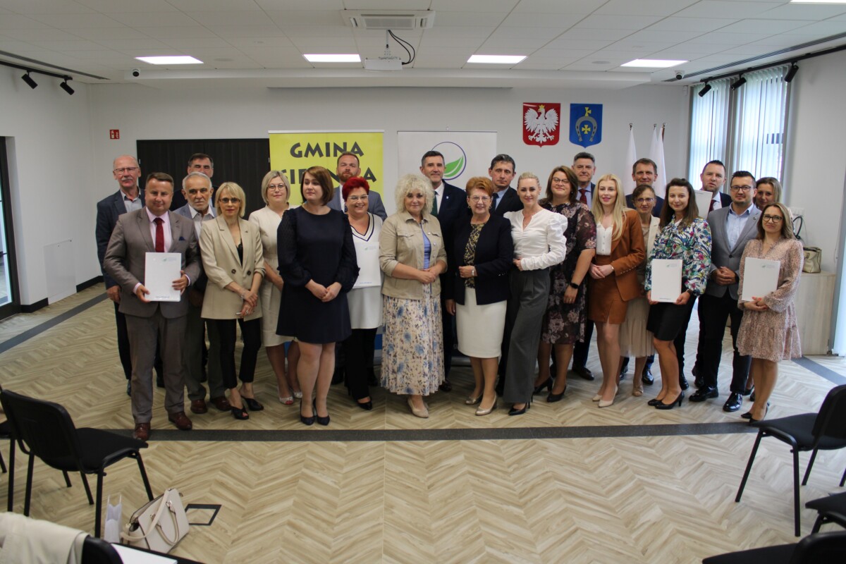 W dniu 11 lipca 2022 roku w Siennicy, Wójt Gminy Dobre Tadeusz Gałązka, przy kontrasygnacie Skarbnika Gminy Dobre Agnieszki Ciszkowskiej, podpisał umowę dotacji z WFOSIGW w Warszawie oraz NFOŚIGW w Warszawie na realizację zadania pod nazwą: „Demontaż, odbiór, transport i utylizacja azbestu w Gminie Dobre”. Wartość umowy opiewa na kwotę 35.000,00 zł., co stanowi 70% kosztów kwalifikowanych zadania. Pozwoli to na utylizację ok. 158 ton wyrobów zawierających azbest. Odbiór od mieszkańców, którzy wyrazili chęć utylizacji materiałów zawierających azbest jest całkowicie bezpłatny i nastąpi do dnia 15 września 2022 roku.