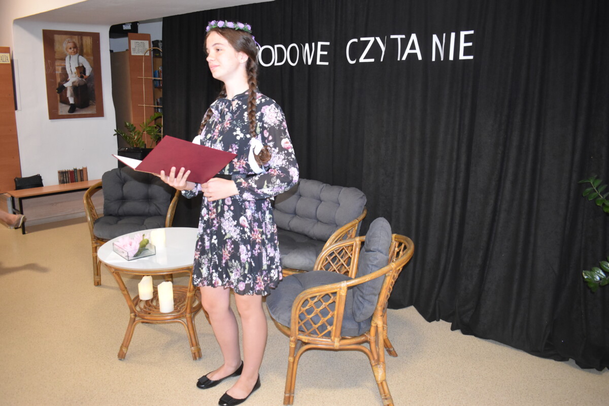 Dziewczynka w wianku na głowie