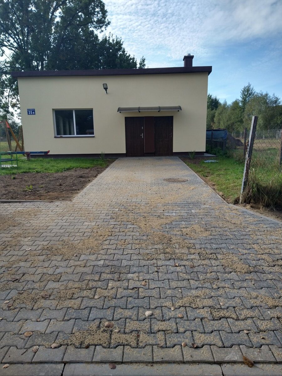 Kostka przed chodnikiem