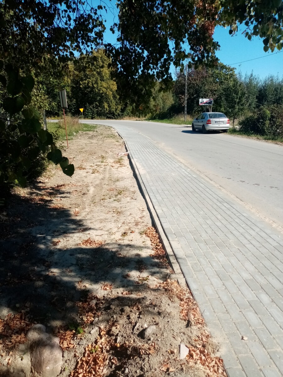 Droga z chodnikiem