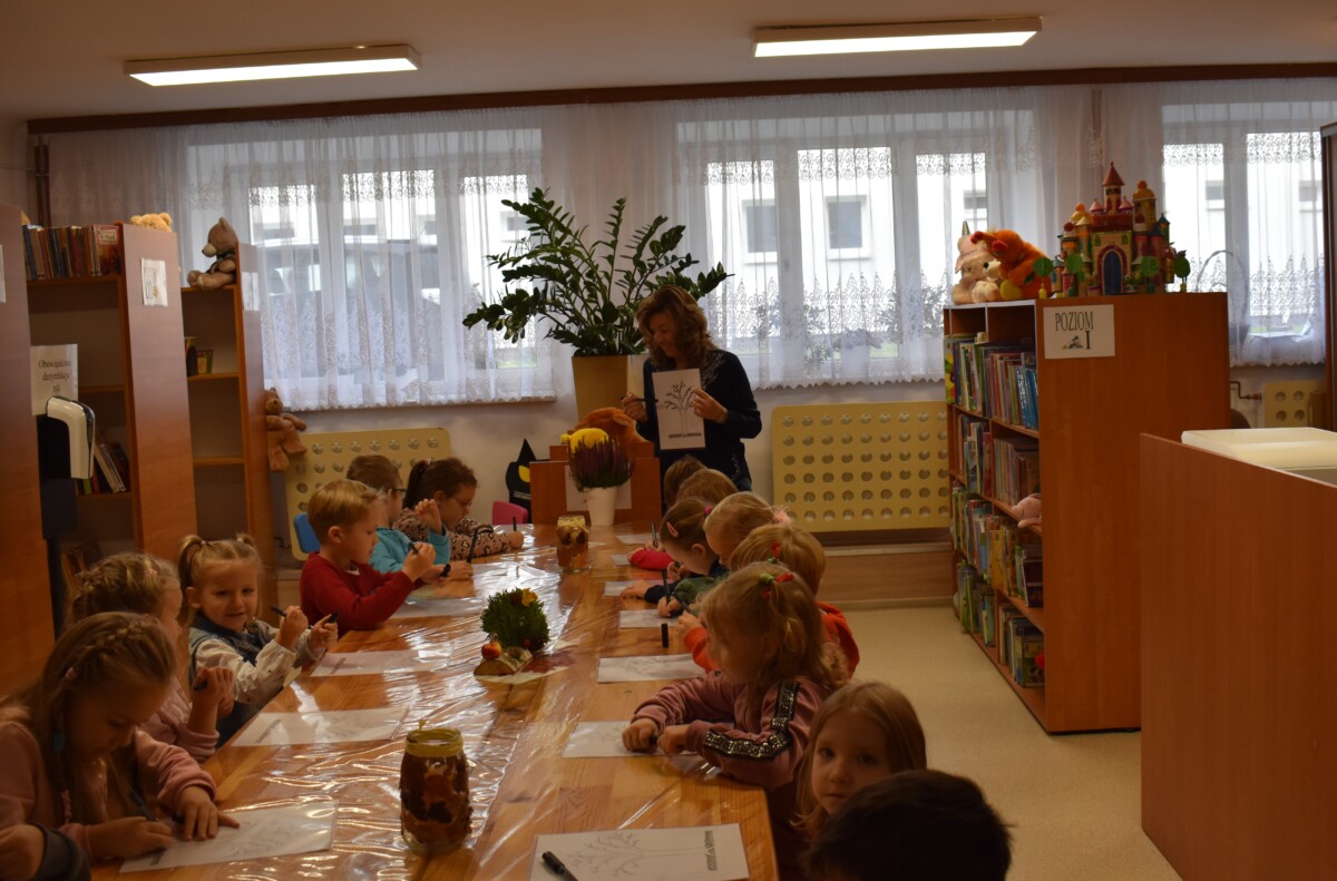 W czwartkowy ranek Gminna Biblioteka Publiczna przyjęła dwie grupy uczniów ze Szkoły Podstawowej im. Marii Kownackiej z Mlęcina.