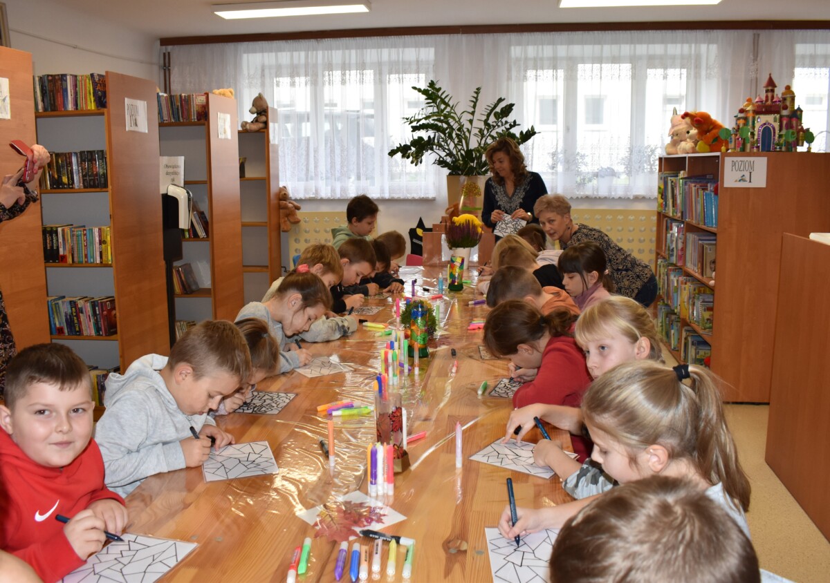 W czwartkowy ranek Gminna Biblioteka Publiczna przyjęła dwie grupy uczniów ze Szkoły Podstawowej im. Marii Kownackiej z Mlęcina.
