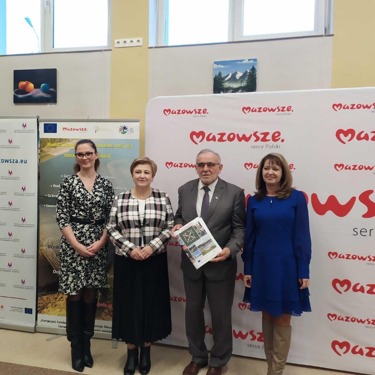 Trzy kobiety oraz mężczyzna