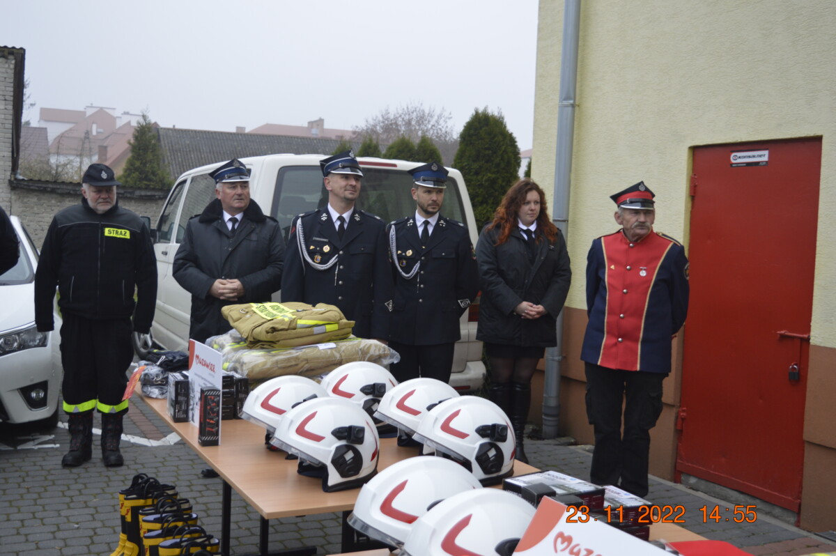 Strażacy w mundurach