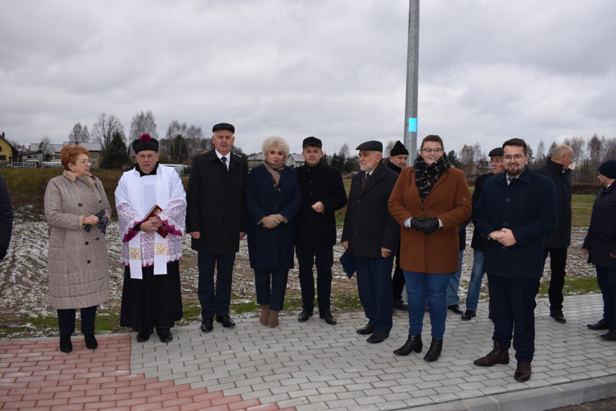 Kilkanaście osób stojących obok siebie