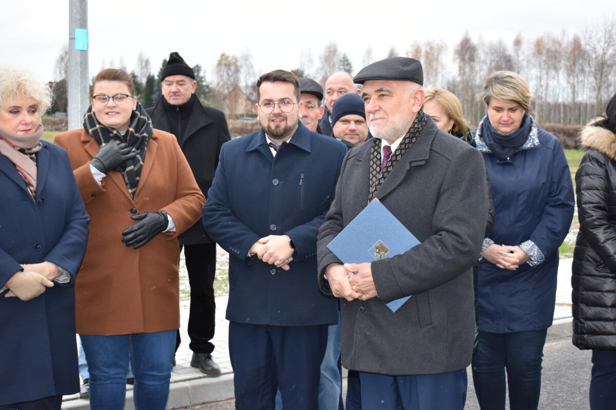 Kilkanaście osób stojących obok siebie