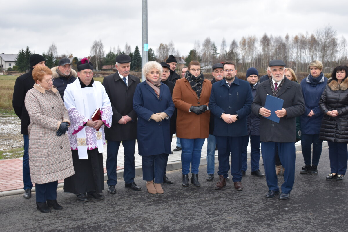 Kilkanaście osób stojących obok siebie