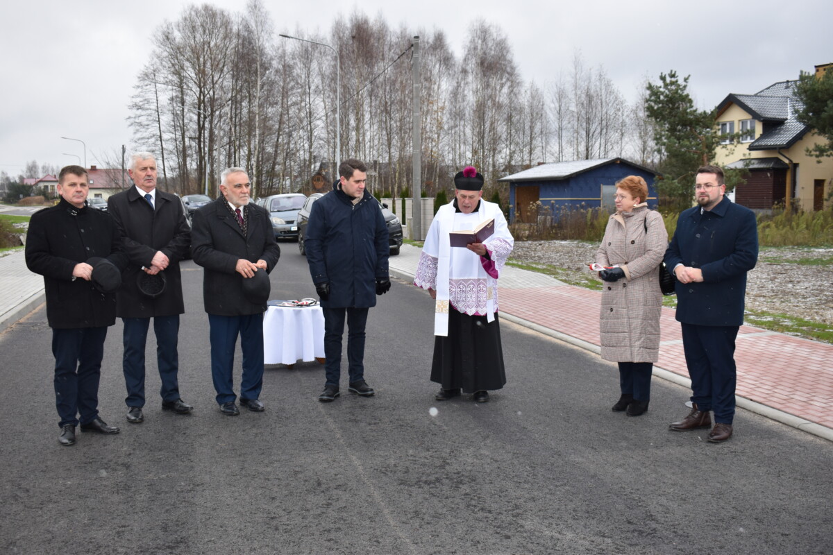 Kilkanaście osób stojących obok siebie