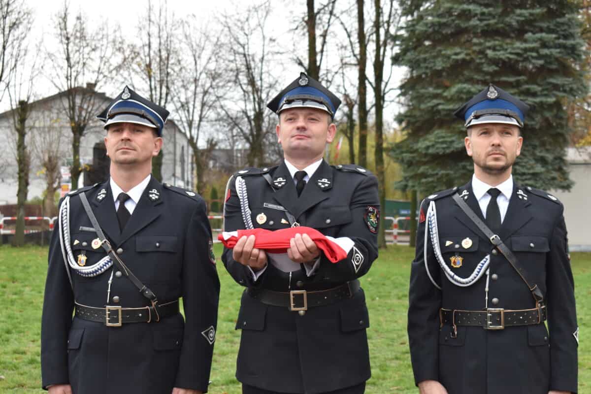 11 listopada podczas, uroczystości z okazji Odzyskania przez Polskę Niepodległości, dokonano pierwszego wciągnięcia flagi narodowej na maszt zamontowany przed Urzędem Gminy w Dobrem. Sfinansowano go ze środków rządowych w ramach projektu „Pod biało-czerwoną”, pod honorowym patronatem premiera Mateusza Morawieckiego. Projekt zakładał sfinansowanie przez Rząd RP zakupu masztów i flag w każdej z gmin w Polsce, której mieszkańcy dołączą do projektu. To właśnie lokalna społeczność miała w tej kwestii decydujące zdanie. Aby wziąć udział w akcji należało online oddać głos poparcia. Dzięki wsparciu inicjatywy przez mieszkańców Gminie Dobre przyznano dotację w wysokości 8 000,00 zł. Jak informuje Kancelaria Prezesa Rady Ministrów, „Pod biało-czerwoną” to projekt, który ma zjednoczyć nasz kraj i jego mieszkańców, nie tylko honorując poległych za wolność i niepodległość naszej Ojczyzny, ale także zachęcić do patriotycznych postaw i dumy z bycia Polakami.